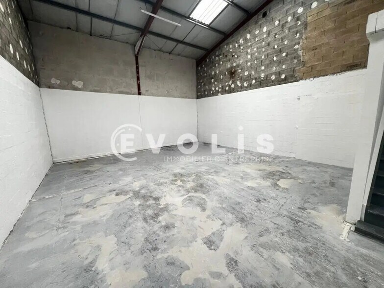Flex in Lisses for lease - Interior Photo - Image 2 of 9