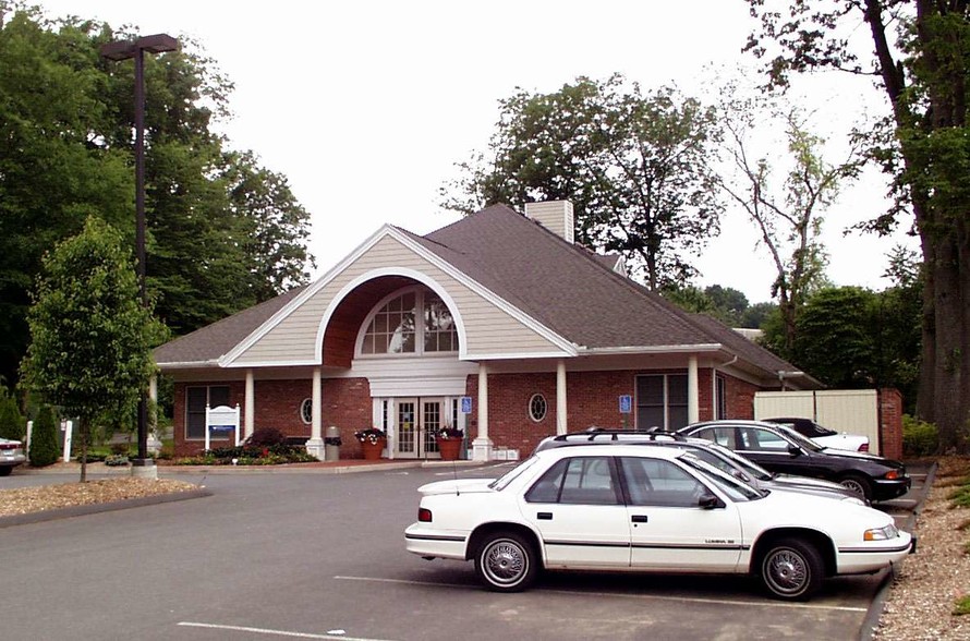 887 Bridgeport Ave, Shelton, CT for lease - Primary Photo - Image 2 of 2