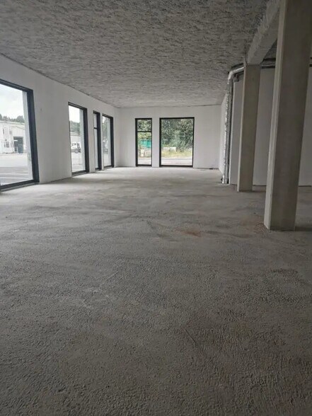 Retail in Anglet for lease - Interior Photo - Image 3 of 3