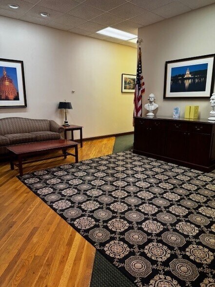 208 Capitol St, Charleston, WV à louer - Photo du bâtiment - Image 2 de 7