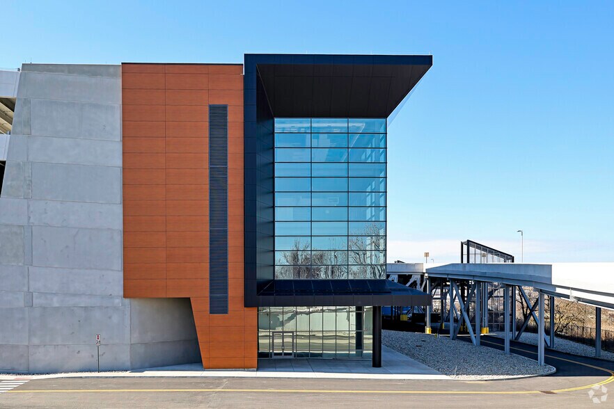 2505 Bruckner Blvd, Bronx, NY à louer - Photo du bâtiment - Image 3 de 27