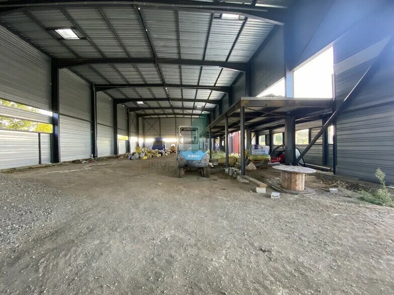 Local d'activités dans Ennery à vendre - Photo du bâtiment - Image 2 de 6