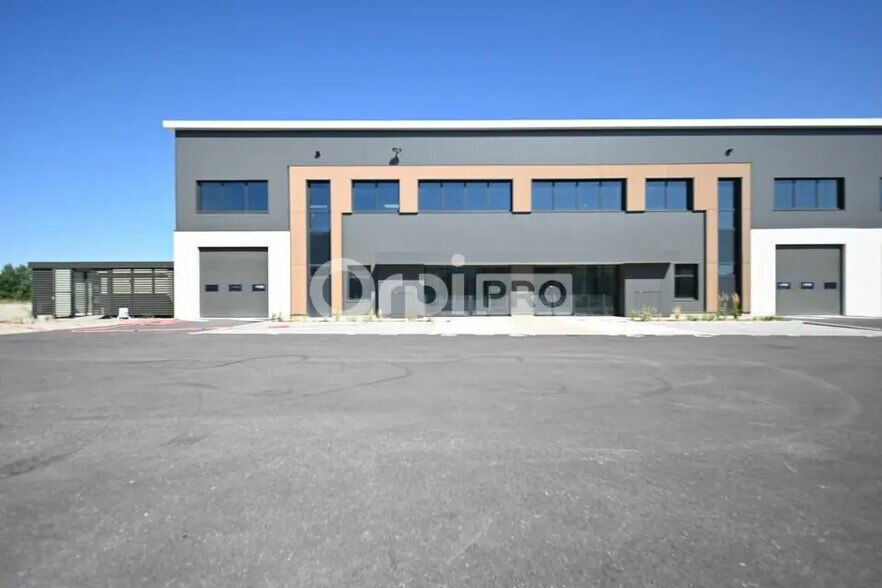 Bureau dans Saint-Priest à louer - Photo du bâtiment - Image 3 de 8