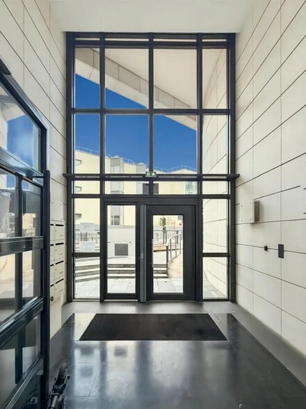 Office in Vincennes for lease - Building Photo - Image 2 of 7