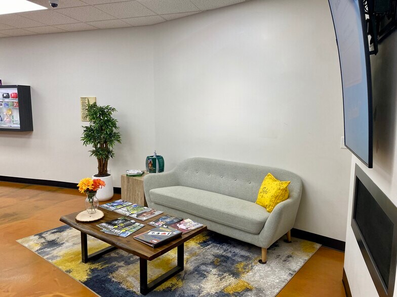 9904 Franklin Ave, Fort McMurray, AB à louer - Photo du bâtiment - Image 2 de 6