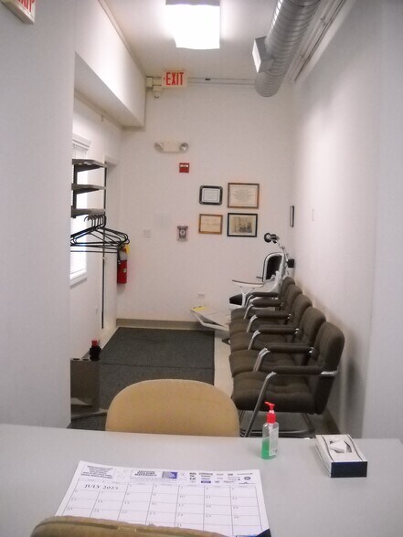 2400 Ravine Way, Glenview, IL à louer - Photo du bâtiment - Image 2 de 8