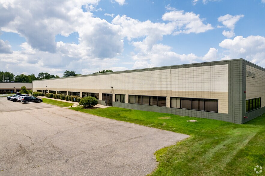 1300-1400 Rankin Dr, Troy, MI à louer - Photo du bâtiment - Image 1 de 11