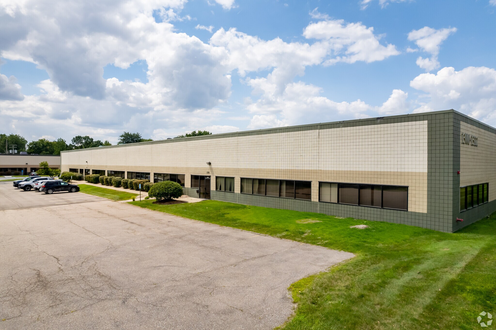 1300-1400 Rankin Dr, Troy, MI à louer Photo du bâtiment- Image 1 de 12