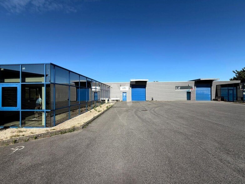 Flex in Chilly-Mazarin for lease - Building Photo - Image 1 of 11