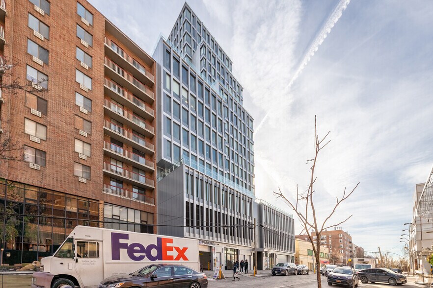 136-18 Maple Ave, Flushing, NY à louer - Photo du bâtiment - Image 3 de 31