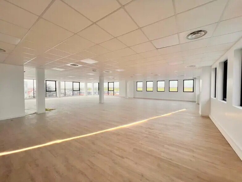 Office in Plaisir for lease - Interior Photo - Image 3 of 7