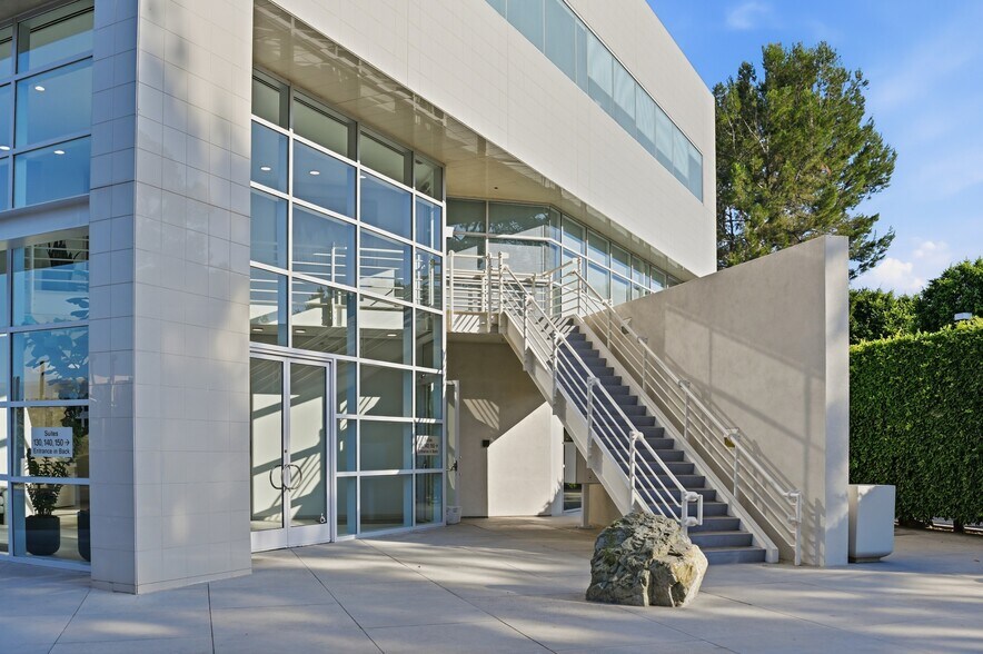 1 Venture, Irvine, CA à louer - Photo du bâtiment - Image 3 de 11