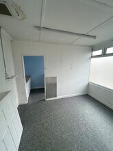 Langley Ave, Jersey for lease Interior Photo- Image 1 of 2