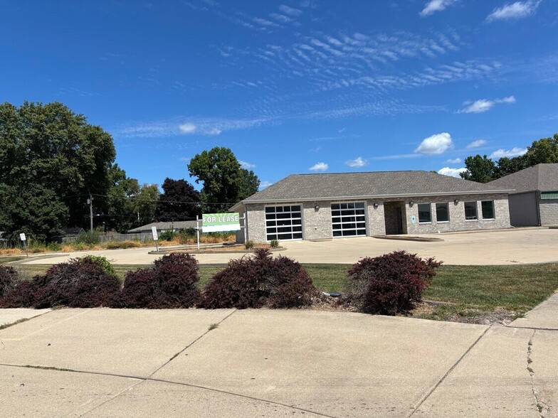 11 Cottonwood Dr, Chatham, IL for lease - Building Photo - Image 3 of 9