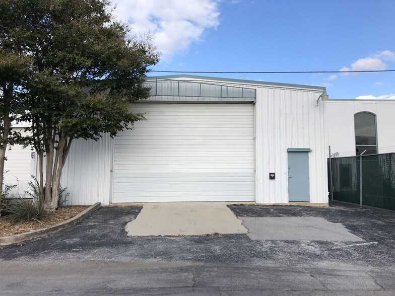 9035 Aero St, San Antonio, TX à louer - Photo du bâtiment - Image 2 de 31