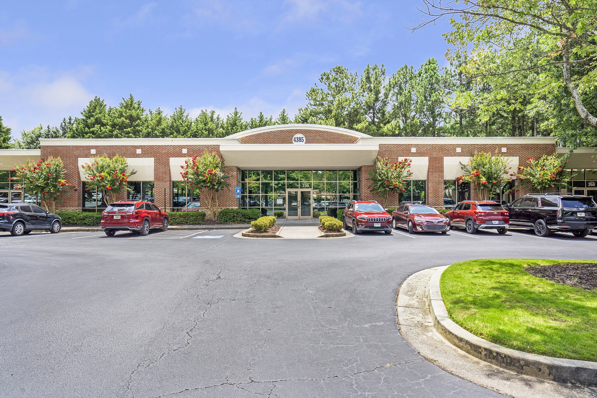 4385 Johns Creek Pky, Suwanee, GA à louer Photo principale- Image 1 de 35