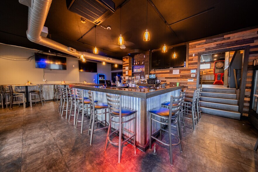 870 4th Ave, Coraopolis, PA for sale - Building Photo - Image 2 of 5