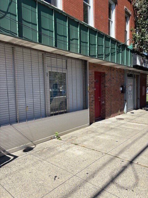 Plus de détails pour 563-583 E Main St, Bridgeport, Ct, Bridgeport, CT - Bureau/Commerce de détail, Commerce de détail à louer