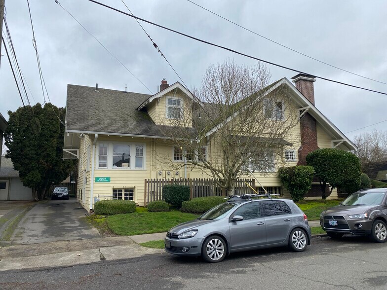 2207 NE Broadway St, Portland, OR à louer - Photo du bâtiment - Image 2 de 7