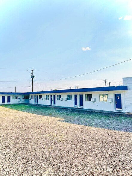 5423 50 Ave S, Northern Rockies, BC à vendre - Photo principale - Image 1 de 4