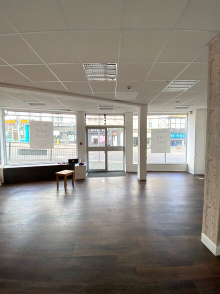 35 The Triangle, Bournemouth for lease - Interior Photo - Image 3 of 14