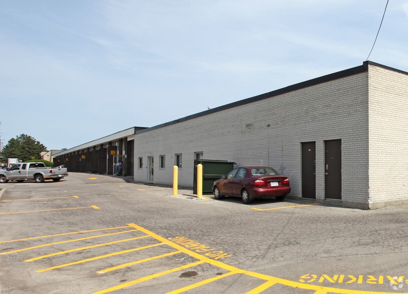 485-515 Champagne Dr, Toronto, ON à louer - Photo du bâtiment - Image 2 de 2
