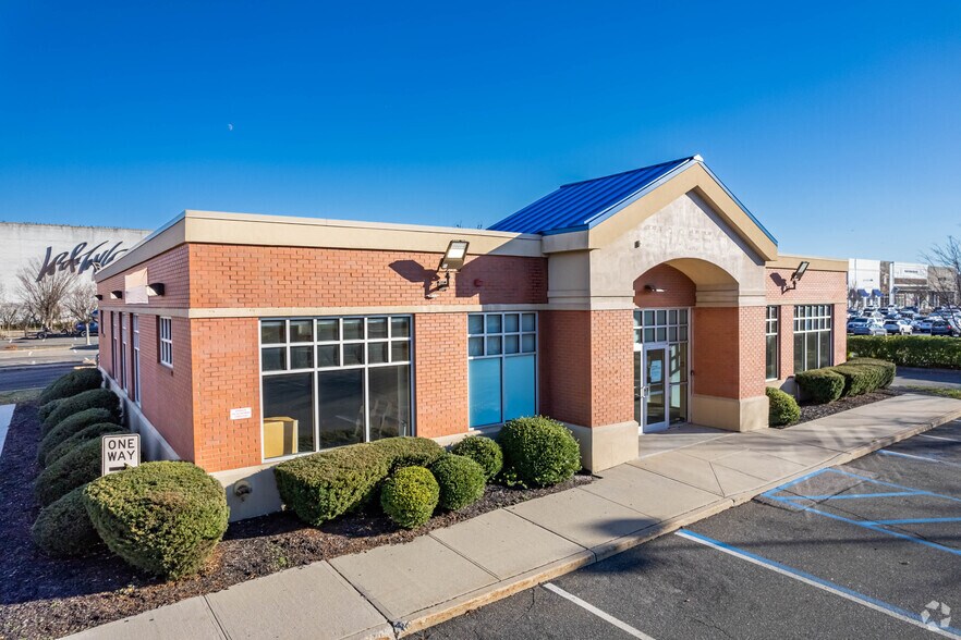 150 Walt Whitman Rd, Huntington Station, NY for lease - Primary Photo - Image 1 of 22