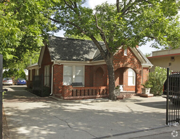 2216 College Ave, Austin, TX à louer - Photo du bâtiment - Image 3 de 7