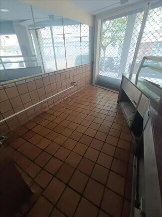 Plus de détails pour Multi-résidentiel à vendre