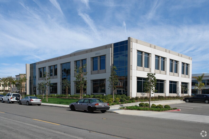 20322 SW Acacia St, Newport Beach, CA à louer - Photo principale - Image 1 de 3