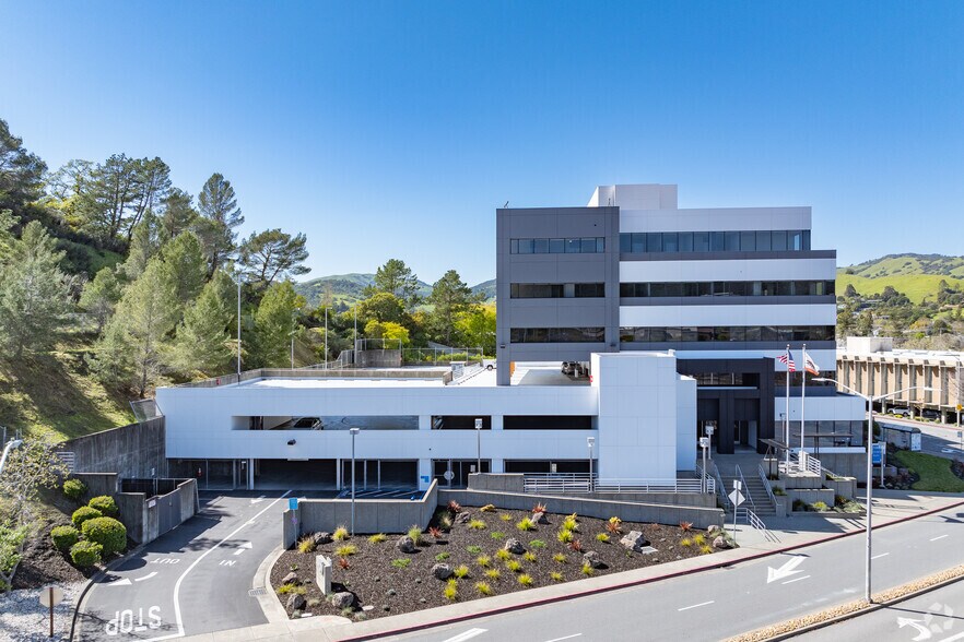 899 Northgate Dr, San Rafael, CA à louer - Photo du bâtiment - Image 2 de 11