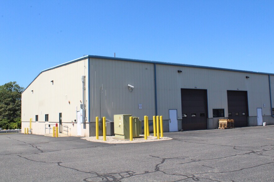 6 Industrial Way, Milford, MA à louer - Photo principale - Image 1 de 7
