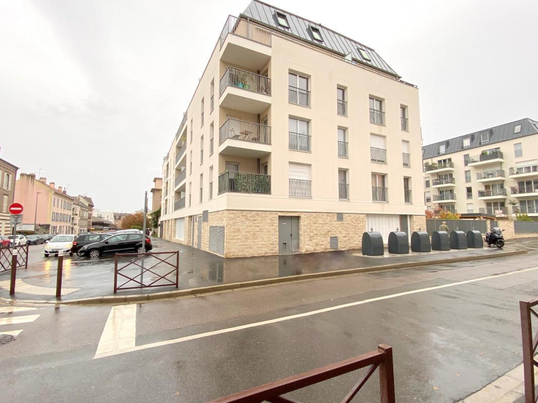 Retail in Poissy for lease Building Photo- Image 1 of 5