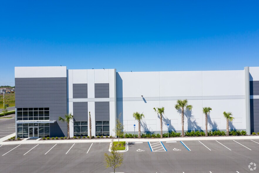 430 Harvest Time Dr, Sanford, FL à louer - Photo du bâtiment - Image 2 de 15