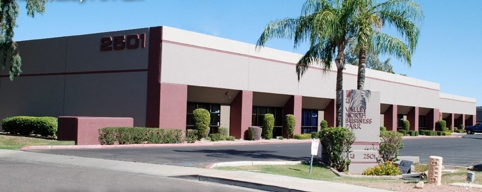 2401 W Behrend Dr, Phoenix, AZ à louer - Photo du bâtiment - Image 2 de 5