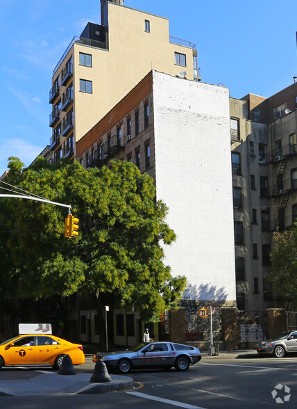 302 Mott St, New York, NY for lease - Primary Photo - Image 1 of 5