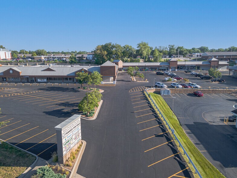 800-862 SW Blue Pky, Lee's Summit, MO à louer - Photo du bâtiment - Image 3 de 16