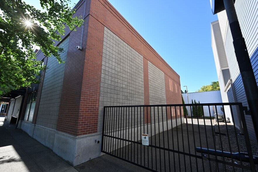 1636 E Burnside St, Portland, OR for sale - Building Photo - Image 2 of 17