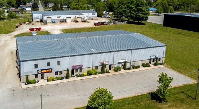 102 Spruce St, Tillsonburg, ON à vendre - Photo du bâtiment - Image 2 de 5