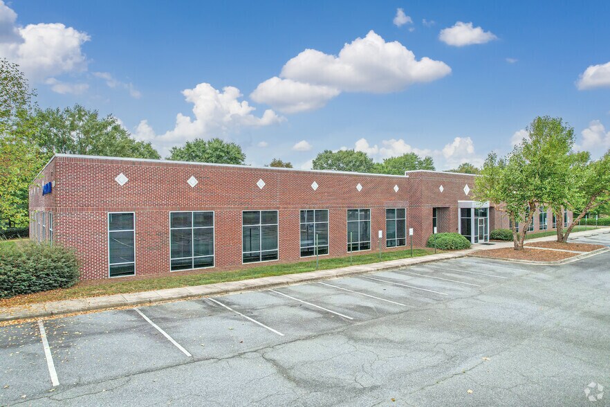 13730 South Point Blvd, Charlotte, NC à louer - Photo du bâtiment - Image 1 de 14