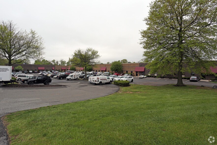 300 Turner Industrial Way, Aston Township, PA à louer - Photo du bâtiment - Image 2 de 8