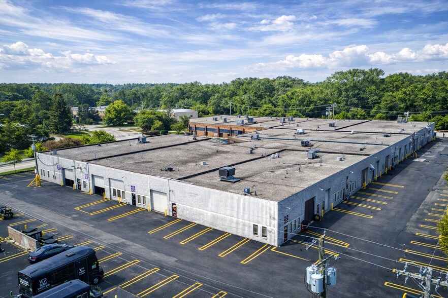 21421 Hilltop St, Southfield, MI à louer - Photo du bâtiment - Image 2 de 4