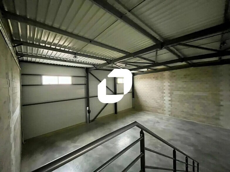 Flex in Chassieu for lease - Interior Photo - Image 3 of 15