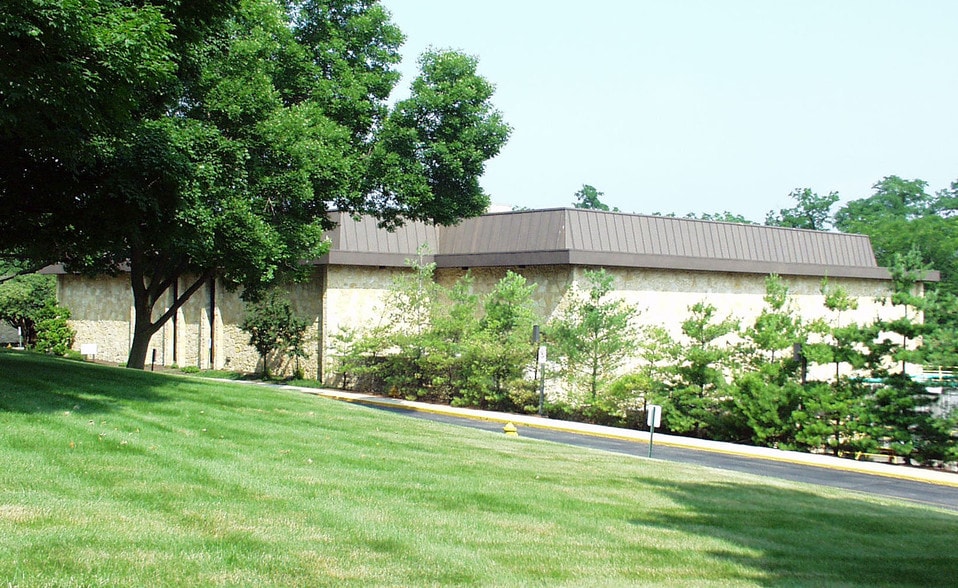 400 Sugar Camp Cir, Dayton, OH for lease - Building Photo - Image 2 of 9