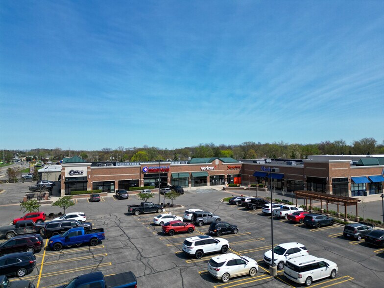 310-330 Town Center Blvd, White Lake Township, MI à louer - Photo du bâtiment - Image 2 de 6