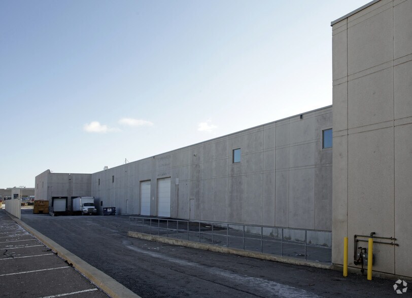 1748 Creditstone Rd, Vaughan, ON à louer - Photo du bâtiment - Image 2 de 2