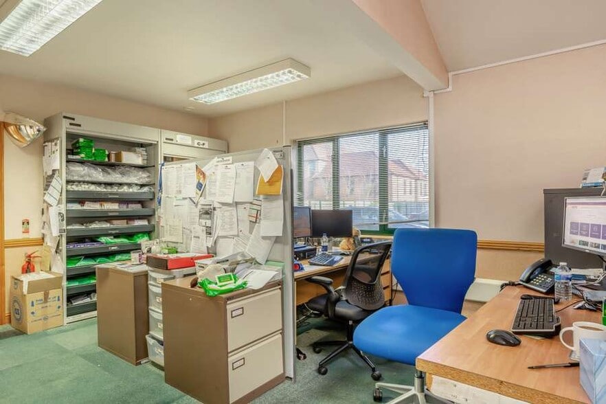 Castle Way, Stafford à vendre - Photo du bâtiment - Image 2 de 9