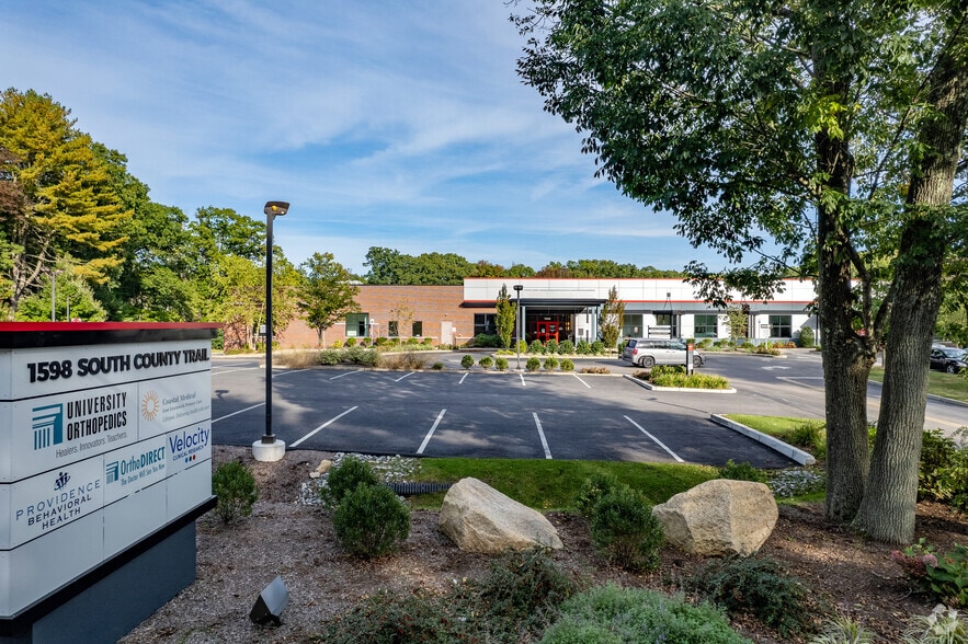 1598 S County Trl, East Greenwich, RI for lease - Building Photo - Image 2 of 7