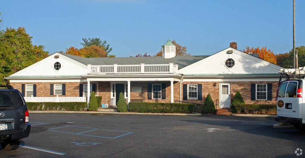 164 E Main St, Huntington, NY à louer - Photo du bâtiment - Image 3 de 7