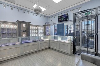 Plus de détails pour 8028 128th St, Surrey, BC - Commerce de détail à vendre